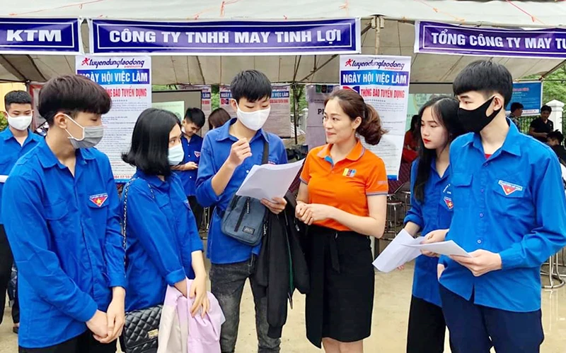 Tư vấn việc làm cho đoàn viên, thanh niên tại Phiên giao dịch việc làm ở xã Kiên Ðài, huyện Chiêm Hóa (Tuyên Quang). Ảnh: NGỌC HIỂN
