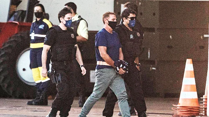 Cảnh sát Brazil áp tải Rocco Morabito về trại giam. Ảnh: REUTERS