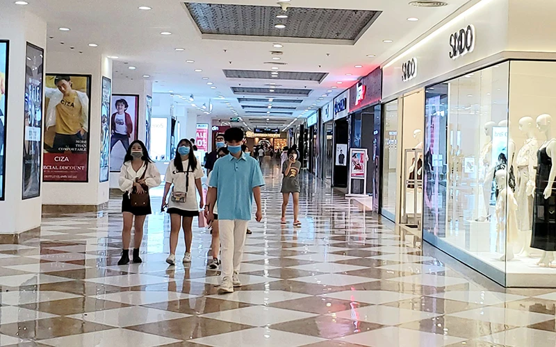 Giá một số mặt hàng tăng trở lại gây áp lực lên lạm phát năm 2021. Trong ảnh: Người dân đến mua sắm tại một trung tâm thương mại.
