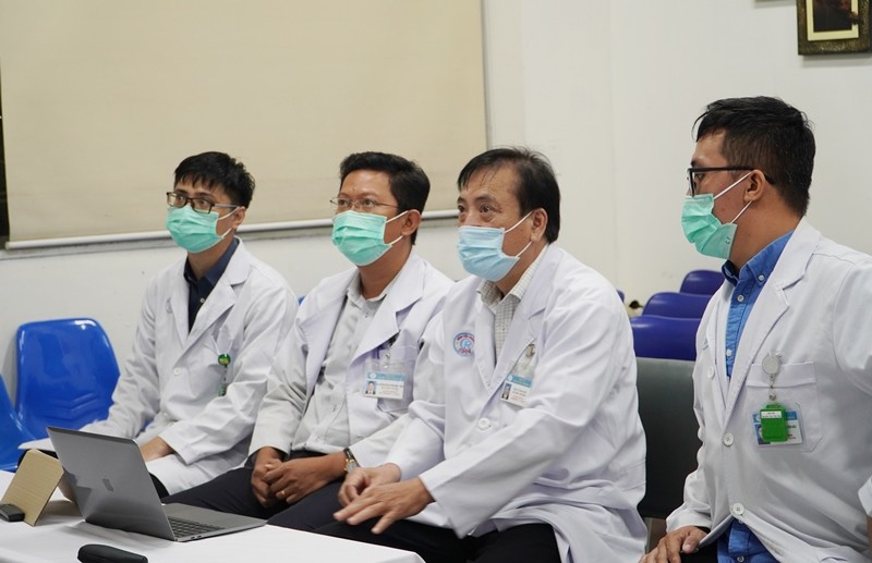 Các bác sĩ Bệnh viện Chợ Rẫy hội chẩn trực tuyến với Bệnh viện đa khoa tỉnh Quảng Nam. (Ảnh BVCC)