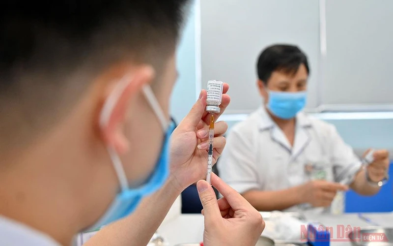 Tiêm vắc-xin phòng Covid-19 tại Hà Nội. Ảnh: DUY LINH