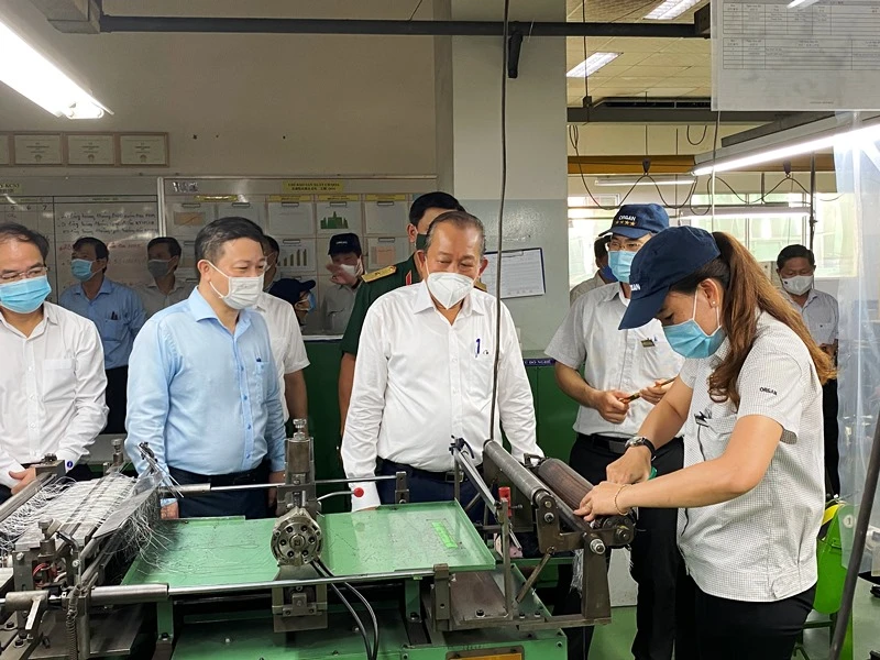 Phó Thủ tướng Trương Hòa Bình thị sát tại một bộ phận sản xuất của Công ty TNHH Organ Việt Nam, KCX Tân Thuận, quận 7.