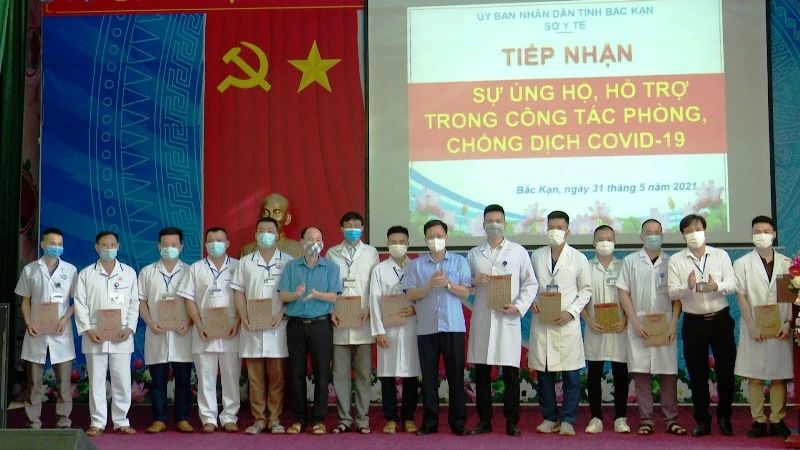 Lãnh đạo UBND tỉnh Bắc Kạn tặng quà động viên các y, bác sĩ lên đường chi viện cho tỉnh Bắc Giang.