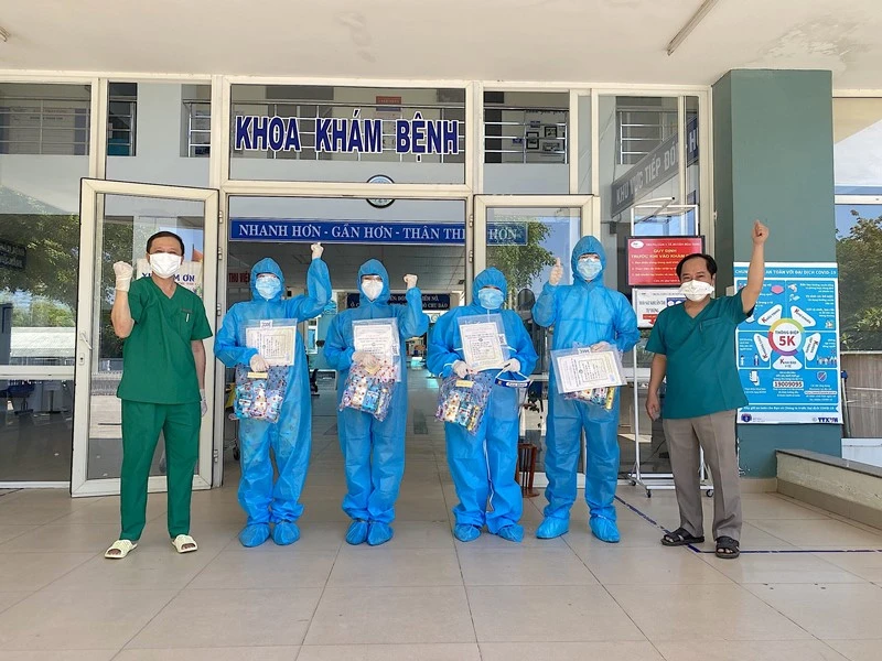 Năm bệnh nhân được xuất viện sáng nay tại Trung tâm Y tế huyện Hòa Vang.