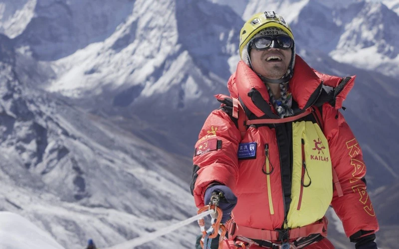 Ông Zhang Hong đã trở thành người khiếm thị châu Á đầu tiên chinh phục đỉnh Everest (Ảnh: REUTERS)