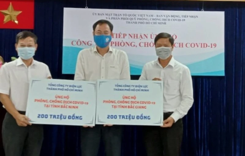 Đại diện EVNHCMC trao kinh phí hỗ trợ phòng, chống dịch cho tỉnh Bắc Ninh, Bắc Giang thông qua MTTQ TP Hồ Chí Minh.
