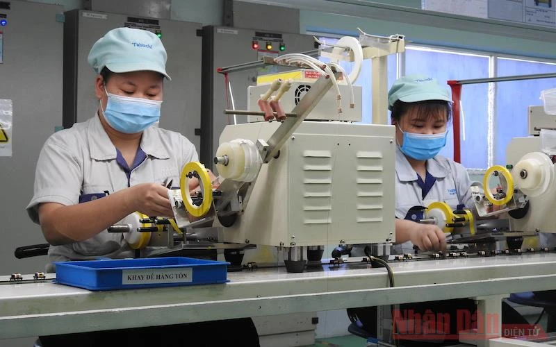Công nhân sản xuất theo quy định giãn cách tại công ty Tabuchi (Nhật Bản) tại khu công nghiệp Đại Đồng, Hoàn Sơn, Bắc Ninh.