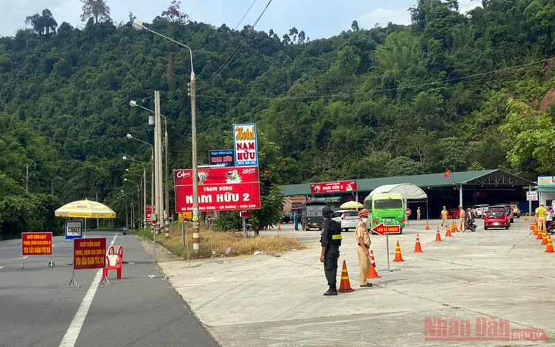 Chốt kiểm soát phòng chống dịch Covid-19 trên Quốc lộ 20 tổ chức kiểm soát các phương tiện đi vào tỉnh Lâm Đồng. 