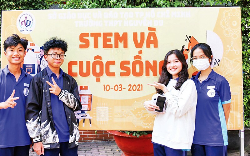 Học sinh Trường THPT Nguyễn Du (quận 10) thực hiện chuyên đề “STEM và cuộc sống” (ảnh chụp trước thời điểm có dịch Covid-19). Ảnh Tư liệu Trường THPT Nguyễn Du