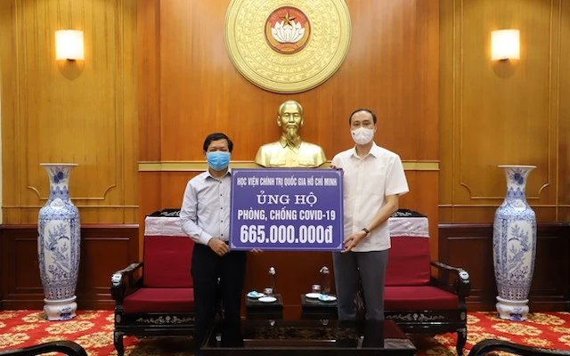Học viện Chính trị quốc gia Hồ Chí Minh ủng hộ phòng, chống Covid-19. (Ảnh: HƯƠNG DIỆP)