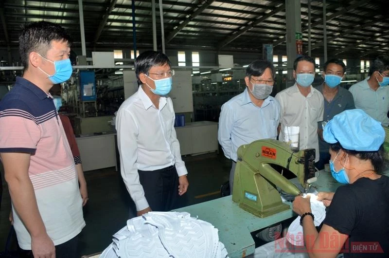 Chủ tịch UBND tỉnh Bình Thuận Lê Tuấn Phong (đứng, thứ hai từ trái qua) kiểm tra công tác phòng, chống dịch Covid-1 tại Khu Công nghiệp Hàm Kiệm II, huyện Hàm Thuận Nam (Bình Thuận)