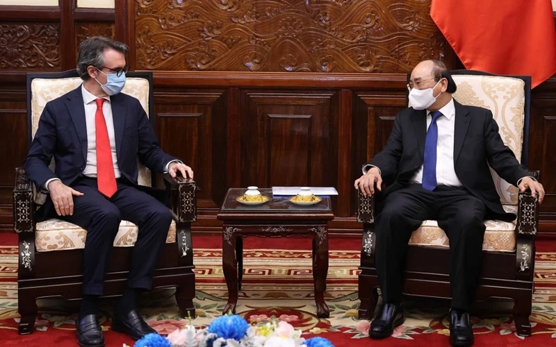 Chủ tịch nước Nguyễn Xuân Phúc tiếp Đại sứ, Trưởng phái đoàn EU tại Việt Nam Giorgio Aliberti. (Ảnh: TTXVN)