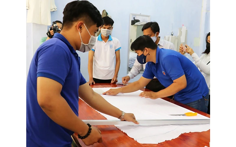 Đoàn viên, thanh niên Trường phổ thông Thái Bình Dương, quận Ninh Kiều (TP Cần Thơ) cùng các tình nguyện viên may khẩu trang tặng người nghèo phòng, chống dịch Covid-19.Ảnh: DÂN AN