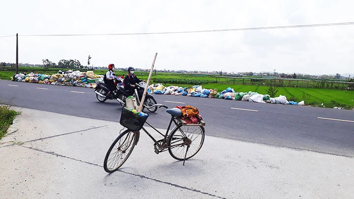 Bãi rác tự phát trên cánh đồng xã Duy Vinh, Duy Xuyên, Quảng Nam.