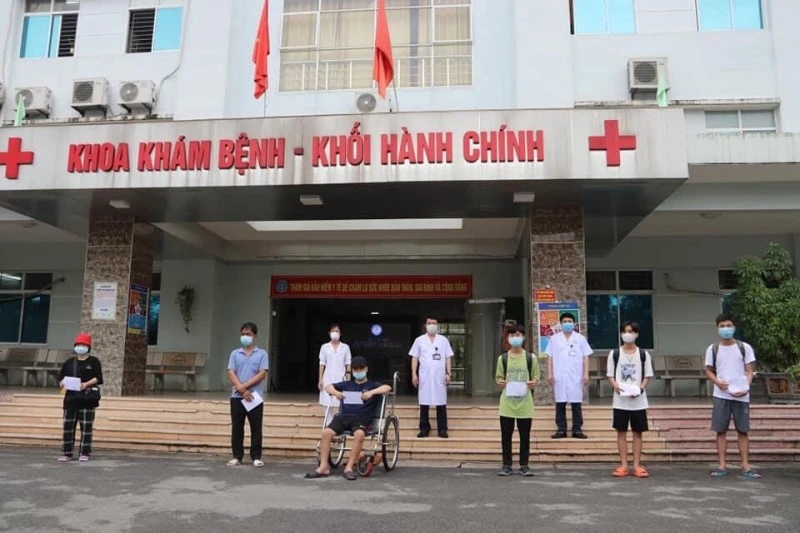 Các bệnh nhân xuất viện tại Bệnh viện dã chiến số 1, huyện Tiên Du.
