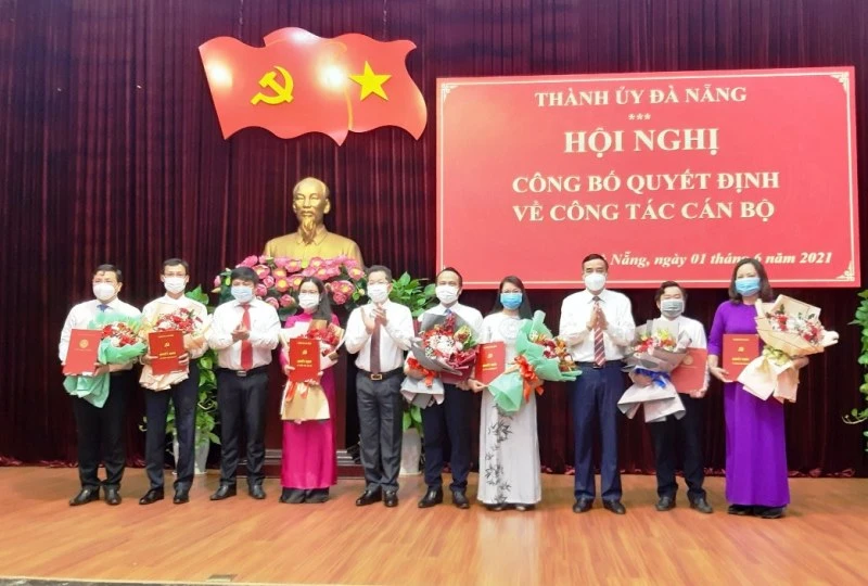 Lãnh đạo Thành ủy Đà Nẵng tặng hoa chúc mừng các đồng chí vừa được điều động, phân công nhiệm vụ mới.