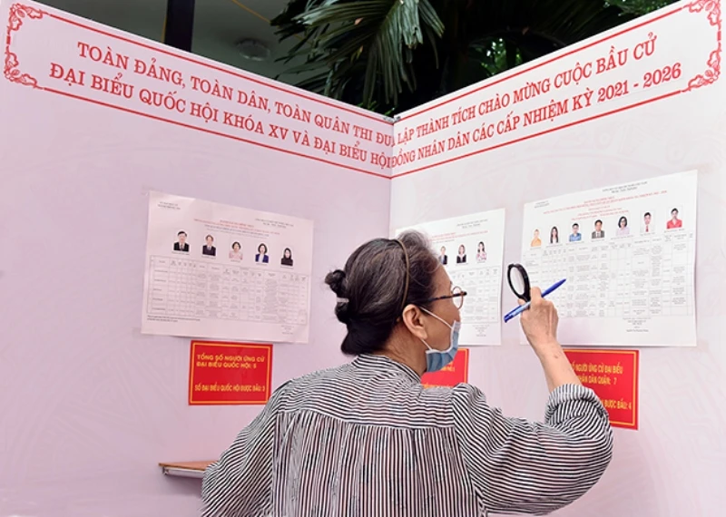 Cử tri Hà Nội lựa chọn những người tiêu biểu bầu đại biểu Quốc hội và đại biểu HĐND các cấp.