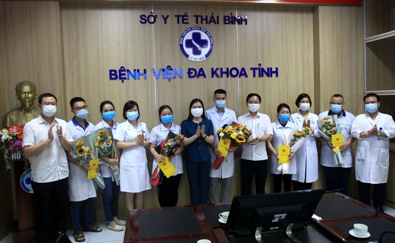 Tặng quà, động viên nhóm bác sĩ, điều dưỡng Bệnh viện đa khoa tỉnh Thái Bình lên đường chống dịch tại Bắc Ninh.