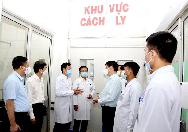 Bộ trưởng Y tế Nguyễn Thanh Long thăm khoa Bệnh Nhiệt đới, Bệnh viện Chợ Rẫy. (Ảnh bệnh viện cung cấp)