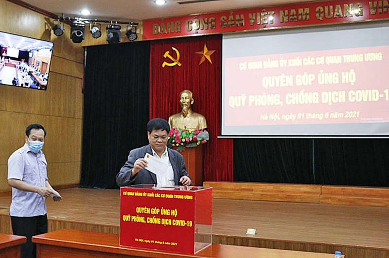 Đồng chí Huỳnh Tấn Việt và cán bộ, công chức, viên chức, người lao động Đảng ủy Khối các cơ quan T.Ư quyên góp ủng hộ Quỹ Phòng, chống dịch Covid-19.