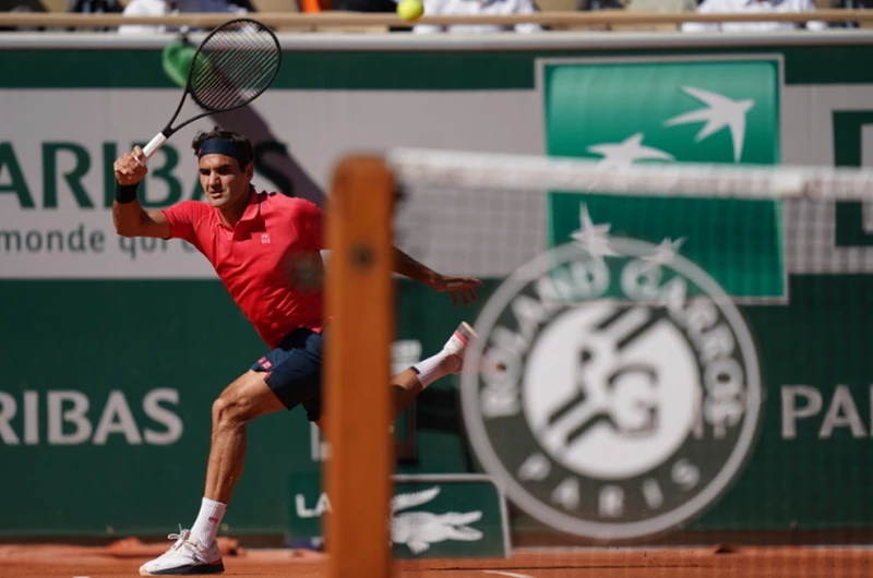 Roger Federer có chiến thắng “tốc hành” trong ngày trở lại mặt sân đất nện ở Roland Garros sau gần hai năm vắng mặt. (Ảnh: Roland Garros)