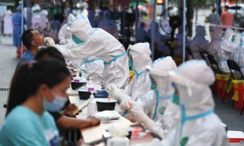 Người dân thành phố Quảng Châu xét nghiệm axit nucleic.