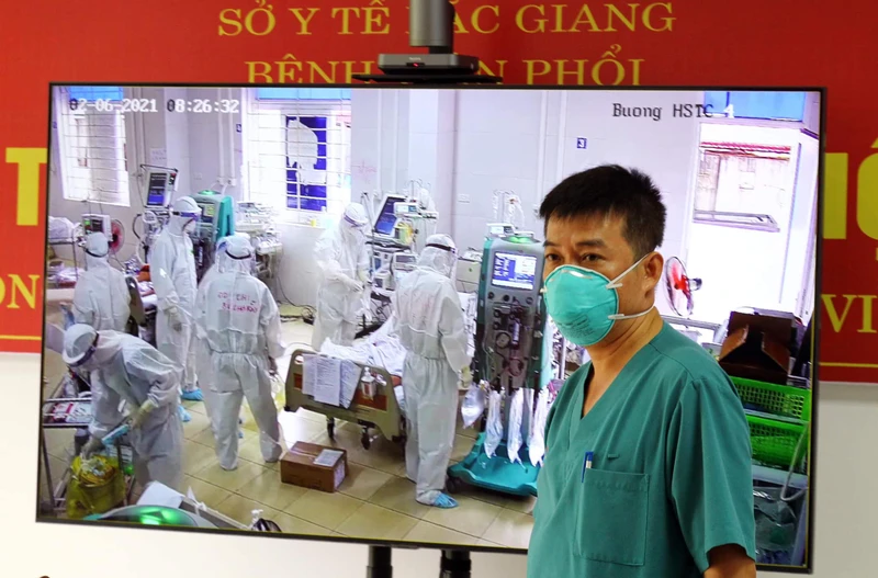BSCKII Trần Thanh Linh báo cáo về công tác điều trị tại BV Phổi tỉnh Bắc Giang.