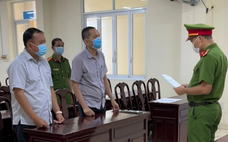 Cơ quan điều tra tống đạt quyết khởi tố bị can đối với Lê Dương Sơn Minh và Lê Dương Sĩ Mẫn.