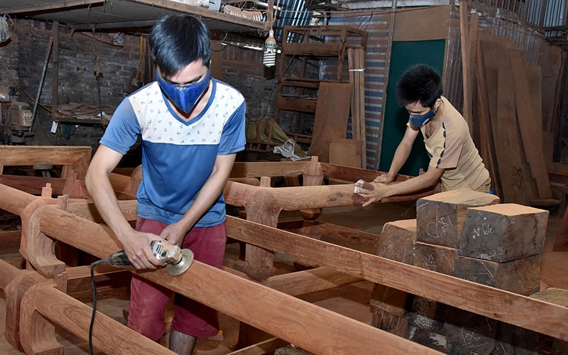 Sản xuất đồ gỗ tại Làng nghề gỗ mỹ nghệ Phù Khê, thị xã Từ Sơn (Bắc Ninh). Ảnh: NGUYỄN ÐĂNG