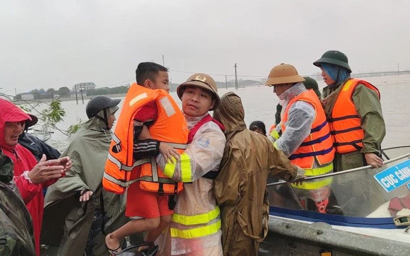 Trung úy Nguyễn Việt Hoàng, cán bộ Thủy đoàn 1, Cục CSGT hỗ trợ cứu người dân bị lũ chia cắt tại Hà Tĩnh năm 2020.