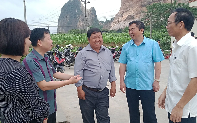 Trưởng xóm Dương Văn Sình (người thứ ba từ phải sang) trao đổi kinh nghiệm vận động quần chúng với các cán bộ làm công tác dân vận tỉnh Thái Nguyên.