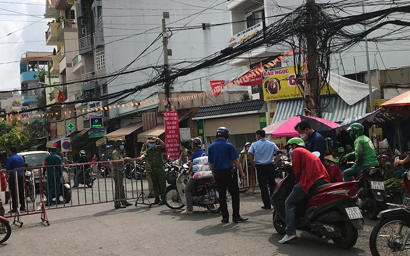 Người ra, vào quận Gò Vấp phải khai báo y tế điện tử.