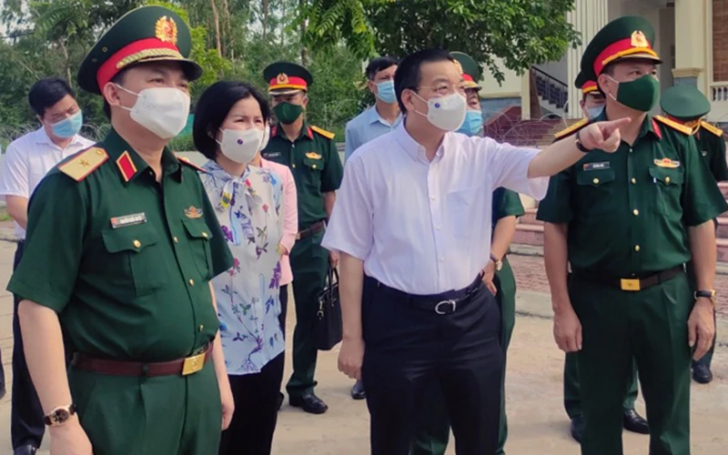 Chủ tịch UBND TP Hà Nội kiểm tra khu cách ly tại trường Quân sự Bộ Tư lệnh Thủ đô (thị xã Sơn Tây, Hà Nội).