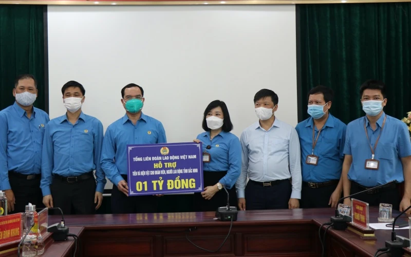 Chủ tịch Tổng Liên đoàn Nguyễn Đình Khang trao quà hỗ trợ đoàn viên, người lao động tỉnh Bắc Ninh bị ảnh hưởng của dịch Covid-19.