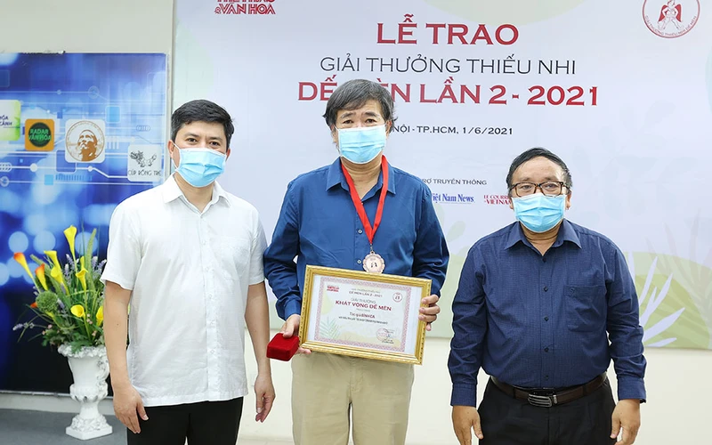 Nhà thơ Trần Đăng Khoa, nhà báo Lê Xuân Thành trao giải thưởng cho nhà văn Bình Ca.