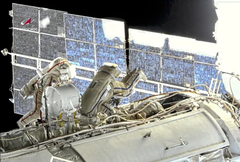 Phi hành gia người Nga Oleg Novitsky (bên trái) và Pyotr Dubrov thực hiện chuyến đi bộ ngoài không gian đầu tiên vào ngày 2-6. Ảnh cắt từ video của Roscosmos.