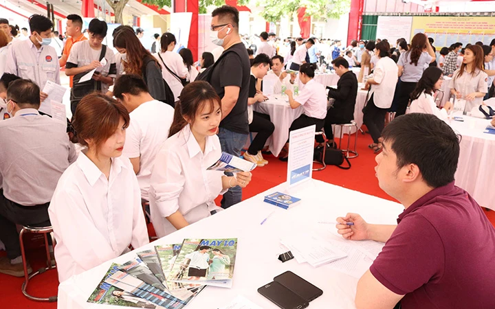 Tư vấn nghề nghiệp tại Hội nghị gắn kết giáo dục nghề nghiệp với thị trường lao động năm 2021 tại Hà Nội (Ảnh minh họa: HCES).