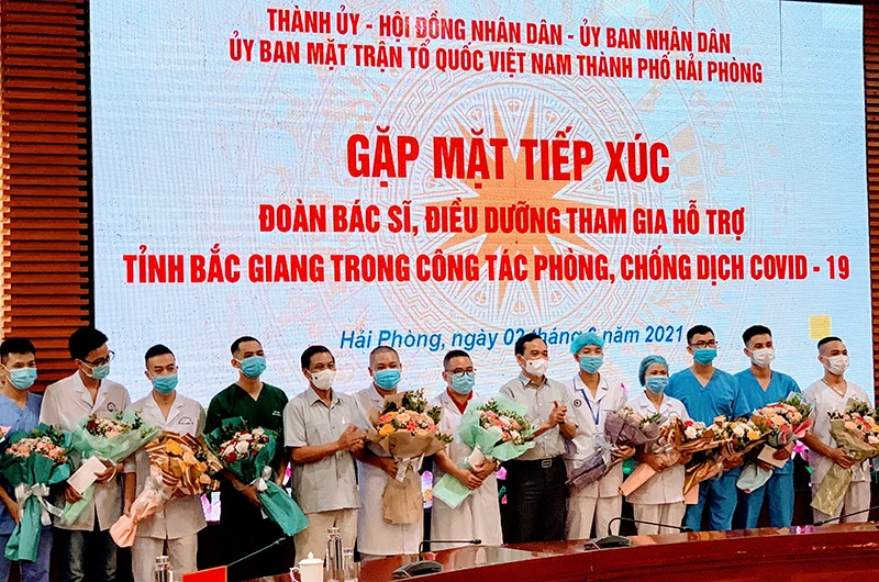 Quang cảnh lãnh đạo Thành ủy, HĐND, UBND, Ủy ban MTTQ Việt Nam TP Hải Phòng gặp mặt các y bác sĩ lên đường chi viện Bắc Giang.