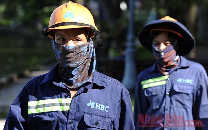 Người lao động làm việc trong nắng nóng ở Hà Nội (Ảnh minh họa: Đăng Khoa).