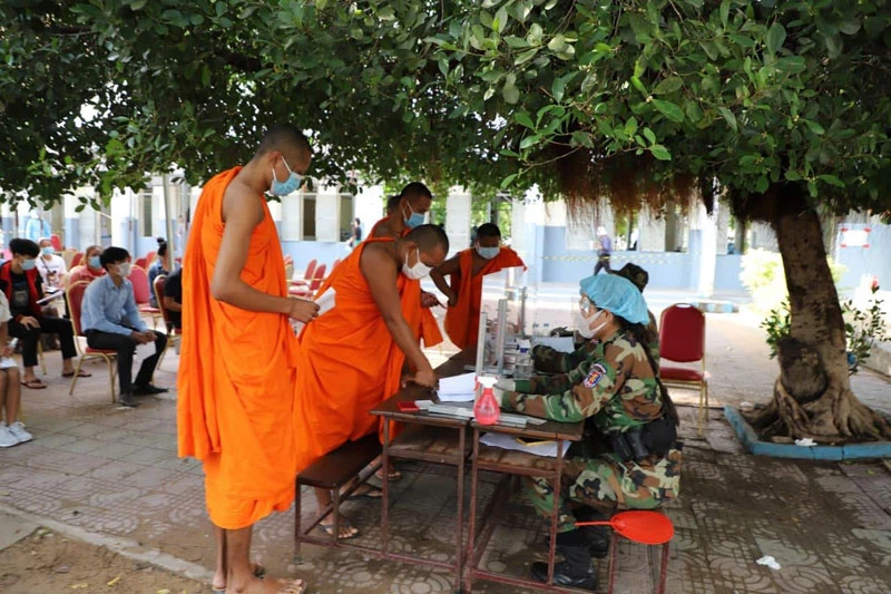 Việc tiêm vaccine phòng Covid-19 mũi thứ nhất tại các khu vực lây nhiễm cao ở Phnom Penh sắp hoàn thành. (Ảnh: Fresh News)