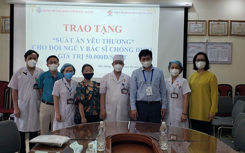 Trao tặng các suất ăn tới các y bác sĩ Bệnh viện Đa khoa tỉnh Bắc Giang.