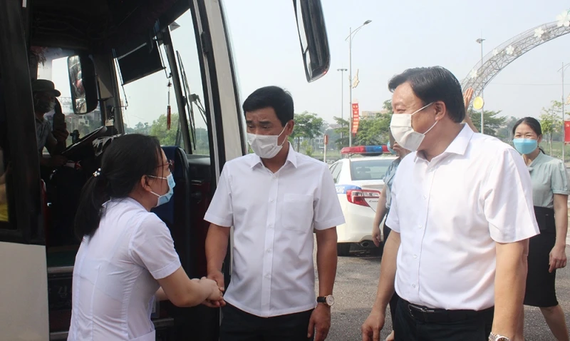 Lãnh đạo tỉnh Phú Thọ thăm hỏi, động viên cán bộ y tế trước khi lên đường hỗ trợ tỉnh Bắc Giang.