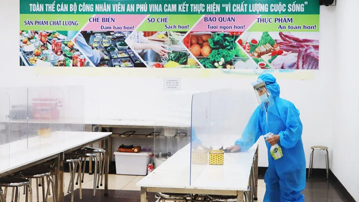 Nhân viên nhà bếp tiến hành vệ sinh khử khuẩn tại khu vực nhà ăn Công ty TNHH Fine MS Vina. Ảnh: Báo Bắc Ninh