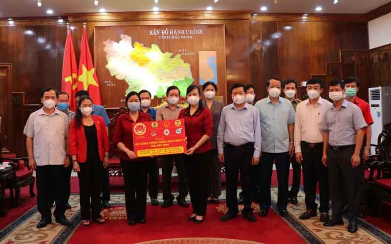 Trưởng ban Ban Dân vận Trung ương động viên người dân Bắc Ninh chống dịch Covid-19