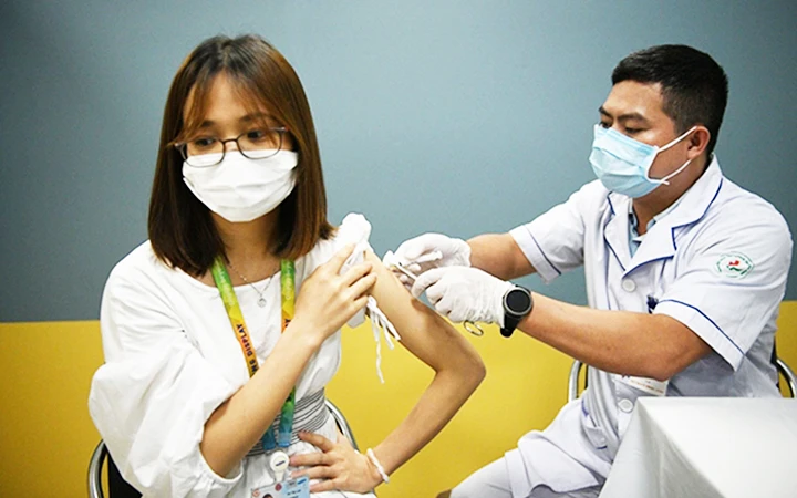 Tiêm vắc-xin phòng Covid-19 cho công nhân Công ty điện tử Samsung Electronic Việt Nam thuộc khu công nghiệp Yên Phong (Bắc Ninh). Ảnh: ANH TUẤN