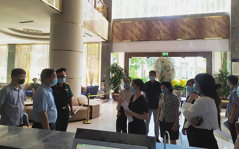 Đoàn công tác Sở Y tế Hà Nội kiểm tra khu vực cách ly tập trung cho chuyên gia tại Khách sạn Mường Thanh Grand Xa La. (Ảnh: Sở Y tế Hà Nội) 