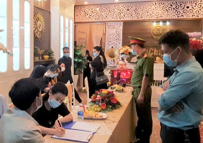 Cơ quan chức năng TP Bảo Lộc xử lý vụ việc tại cơ sở thẩm mỹ viện Minh Châu Asian Luxury.