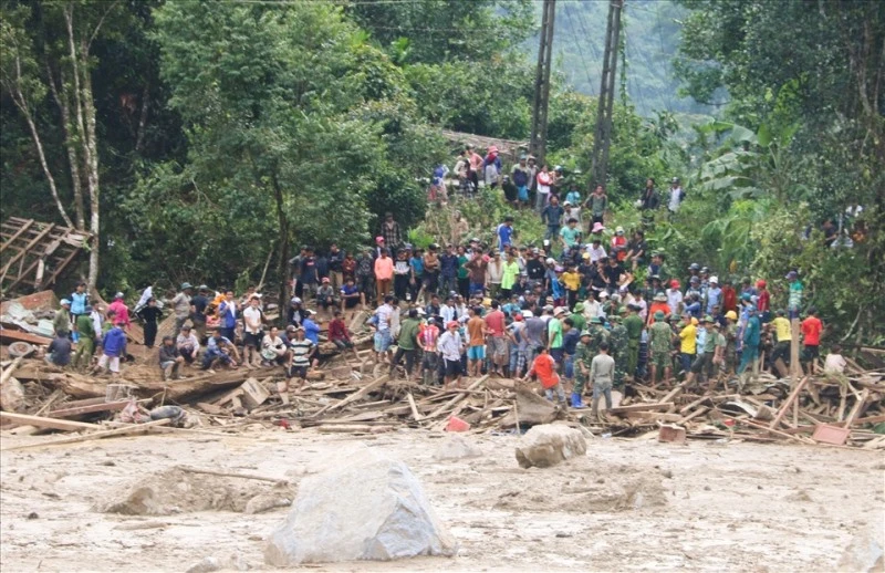 Hàng triệu khối đất đá theo dòng con suối Banh ào ào trút xuống nóc Ông Đề, thôn 1, xã Trà Leng, huyện Nam Trà My, tỉnh Quảng Nam khiến 15 hộ dân bị vùi lấp. 