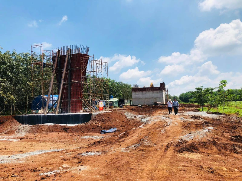 Thiếu đất đắp để thi công đang ảnh hưởng đến tiến độ Dự án đường cao tốc Phan Thiết-Dầu Giây, đoạn qua địa bàn Đồng Nai.