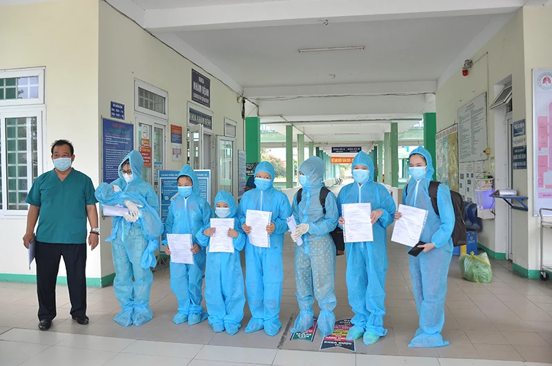 Tám bệnh nhân được Bệnh viện Phổi Đà Nẵng cho xuất viện sáng nay, 3-6.